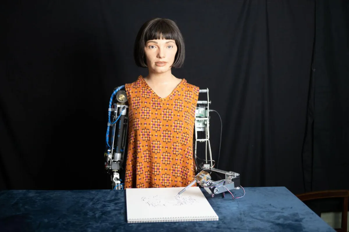 Robot Rassmi Dünyanın ilk robot ressamı Lordlar Kamarası'nda sorguya çekildi: