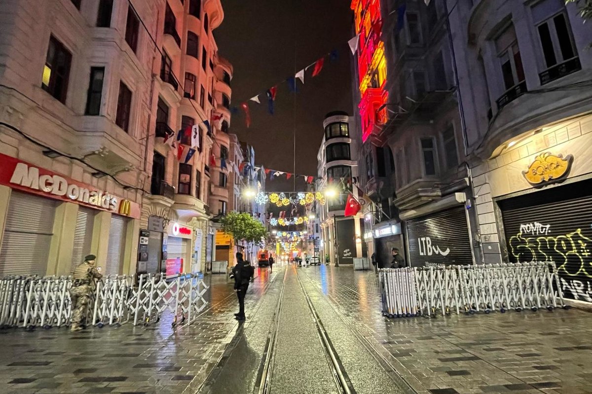 İstiklal Caddesi'nde bulunan banklar Beyoğlu Belediyesi ekiplerince ...