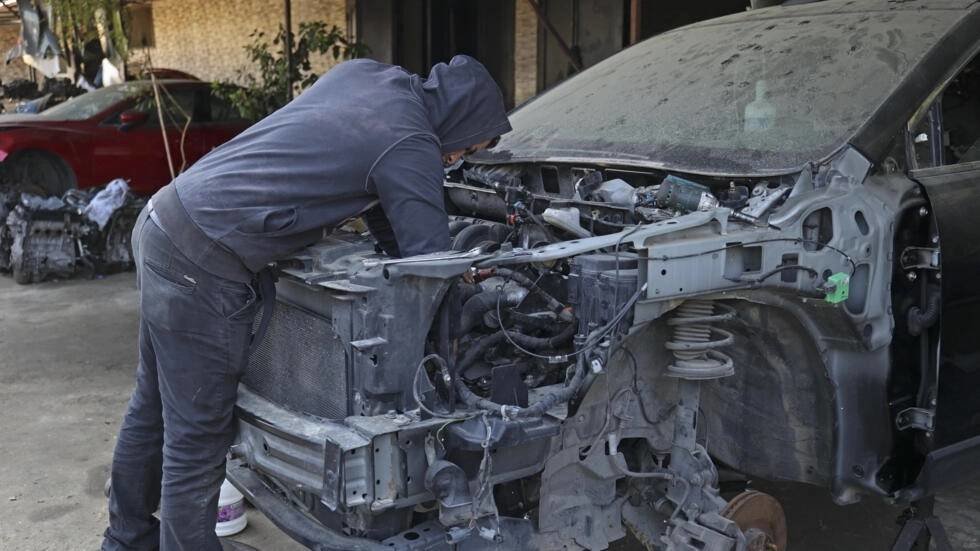 Cash-strapped Lebanese Soldiers Moonlight as Mechanics, Waiters - Vimarsana News