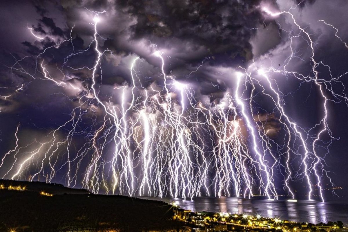 Mudanya'da kaydedilen 100 yıldırımın "ürkütücü" görüntüsü dünya basınında