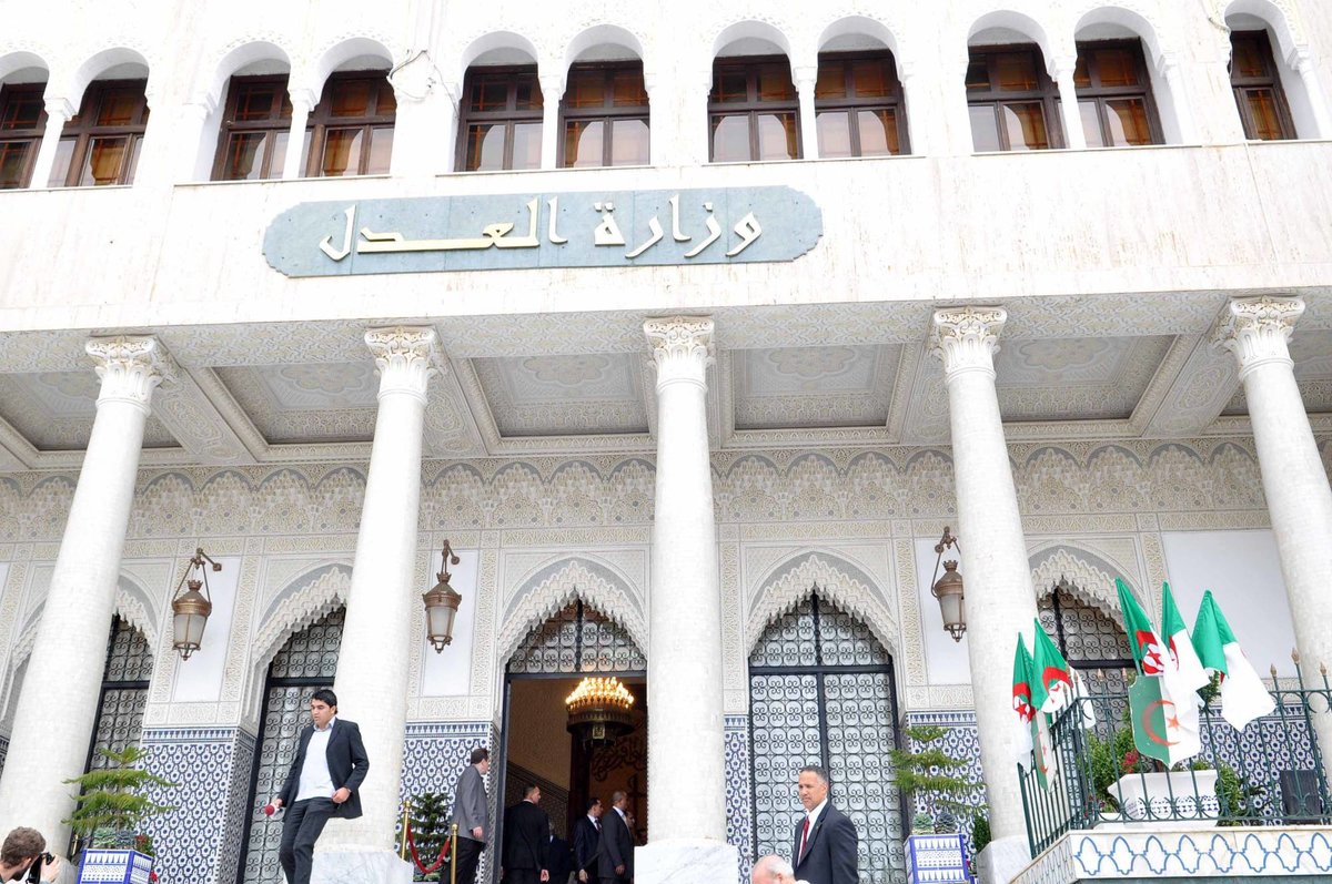 الجزائر: طلب سجن رئيس وزراء سابق 8 سنوات مع التنفيذ الجزائر: طلب سجن رئيس وزراء سابق 8 سنوات مع التنفيذ