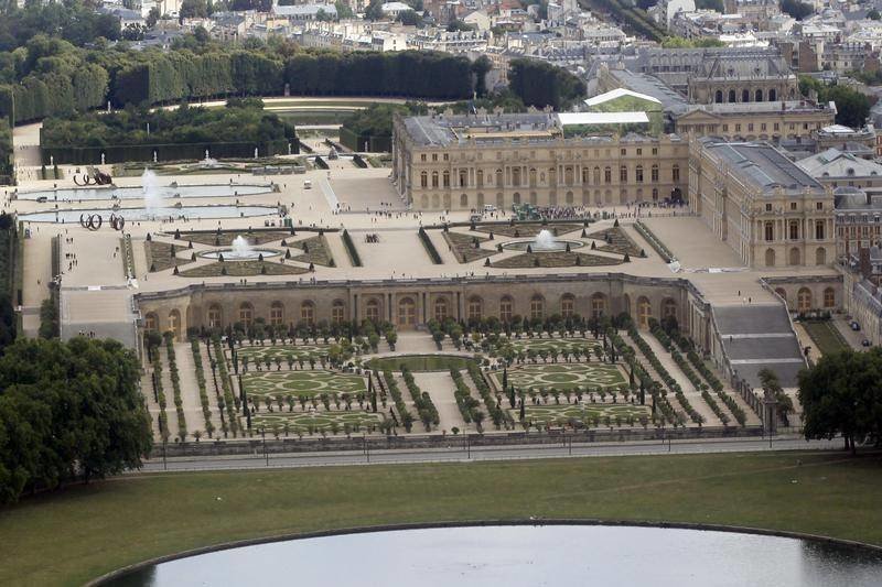 Jacquemus Turns Versailles Lake Into Fashion Front Row - Vimarsana News