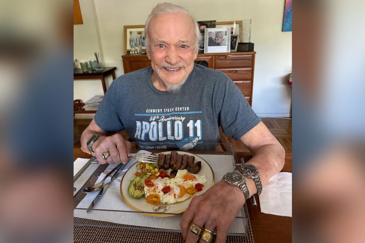 Efsanevi NASA astronotu Aldrin, neden üç saat takıyor?