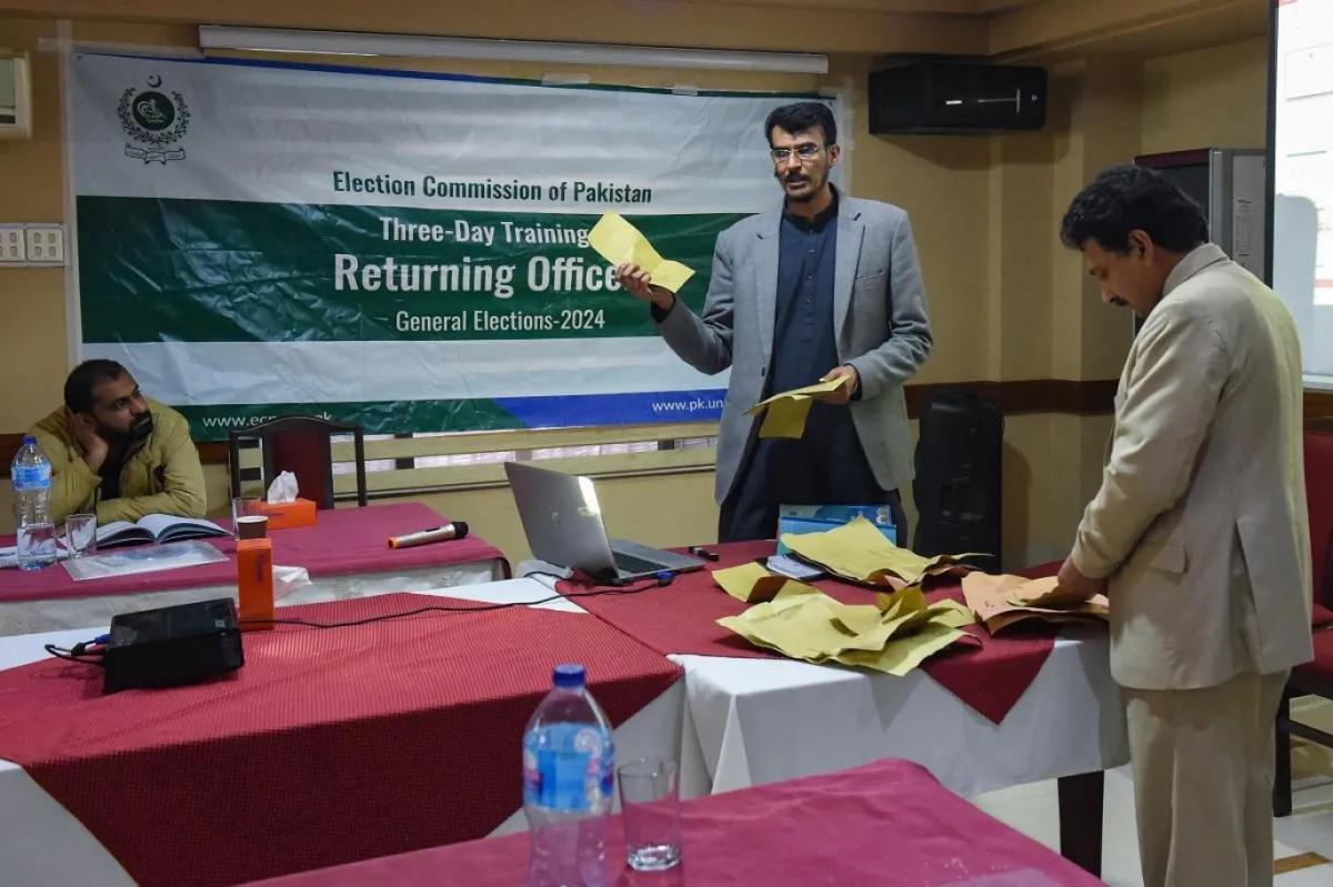 Silahlı şiddet, Pakistan'daki seçimlere gölge düşürüyor