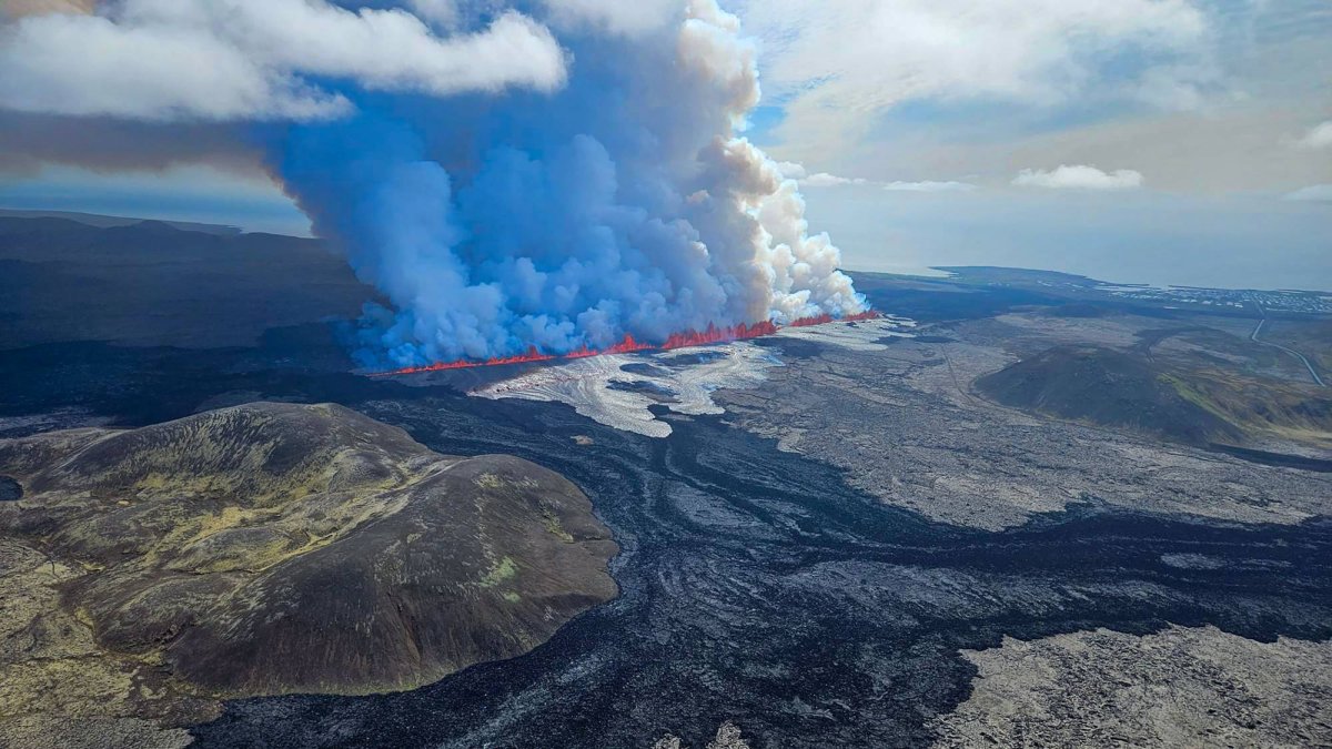 Iceland Volcano Spews Lava, Smoke for Second Day - Vimarsana News