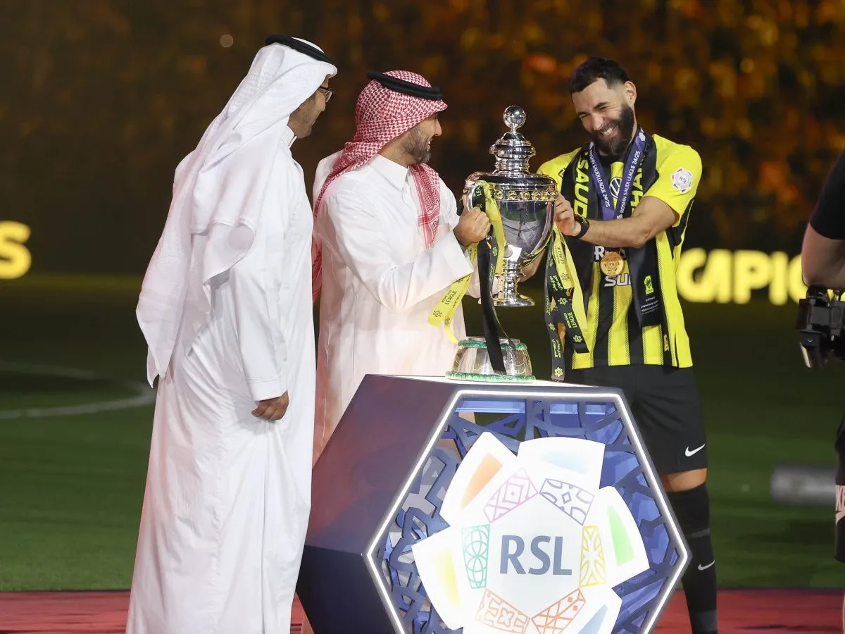 كريم بنزيمة يشيد بجماهير الاتحاد بعد تتويجهم بلقب الدوري السعودي ويؤكد على استعدادهم لنهائي كأس الملك