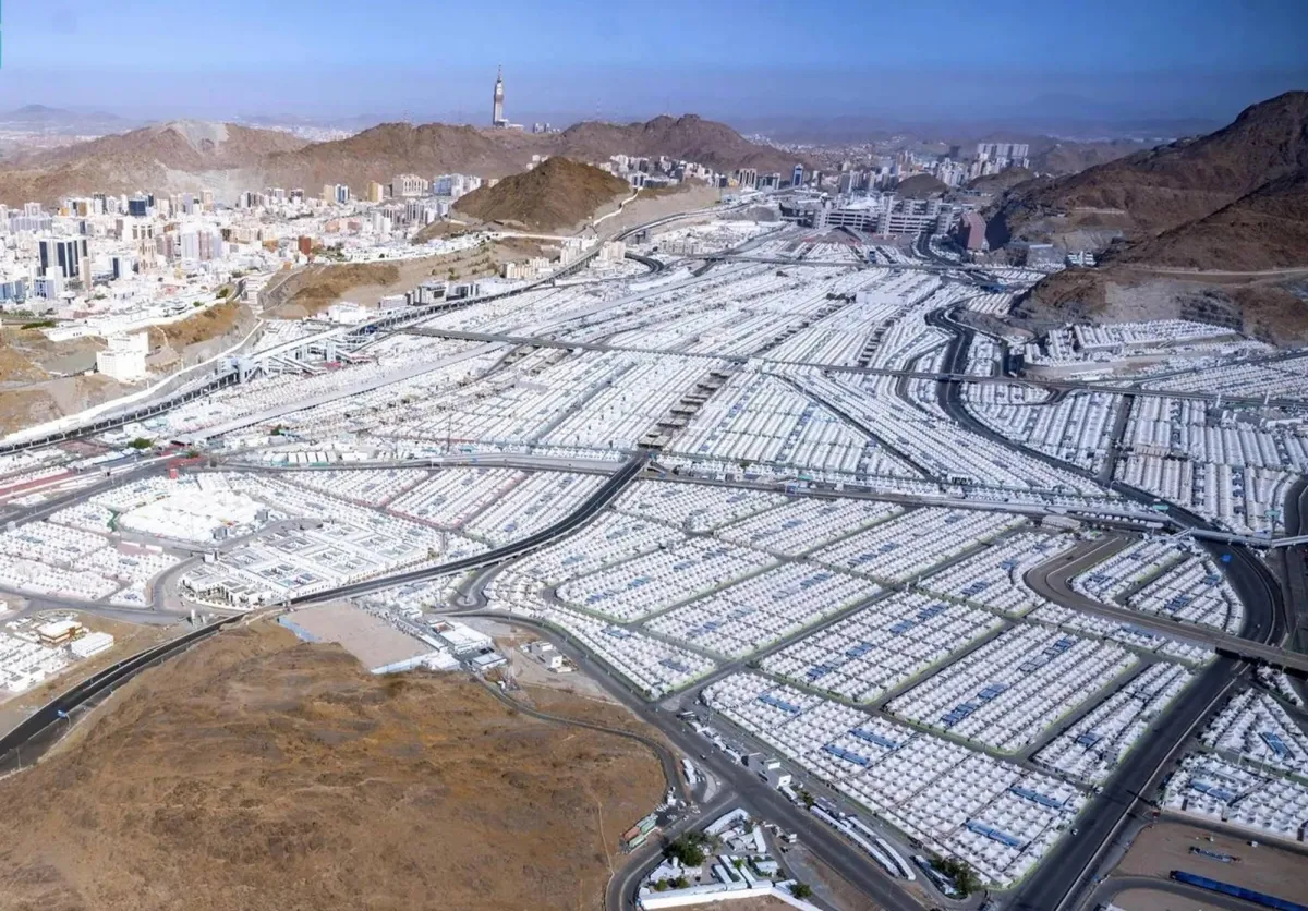 ضيوف الرحمن يتوافدون منذ وقت مبكر الثلاثاء، إلى مشعر «مِنى» لبدء رحلة المناسك بقضاء يوم التروية فيه، الأربعاء