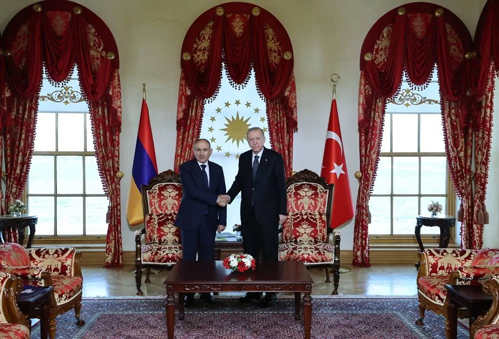 Armenian Prime Minister Meets Erdogan in Rare Visit to Türkiye Aimed at Mending Ties