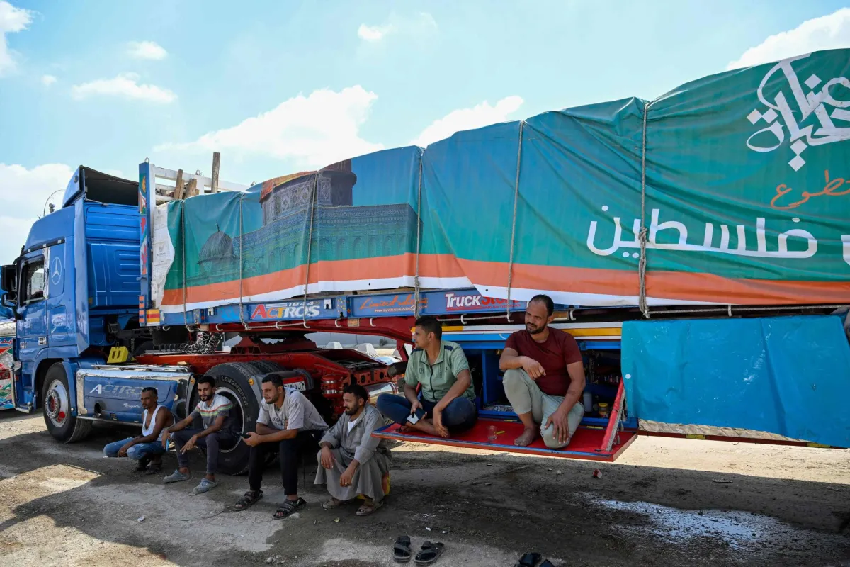 وزير الخارجية المصري: مستعدون لإغراق غزة بالمساعدات... وإسرائيل تمنع دخول 5 آلاف شاحنة
عبد العاطي رافق رئيس الوزراء الفلسطيني في زيارة إلى معبر رفح