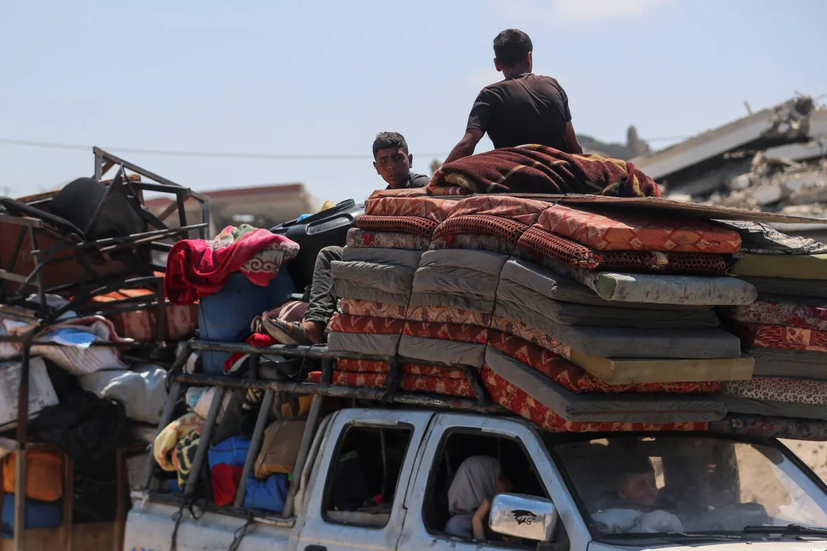 فلسطينيون يغادرون غزة قبل هجوم إسرائيلي محتمل