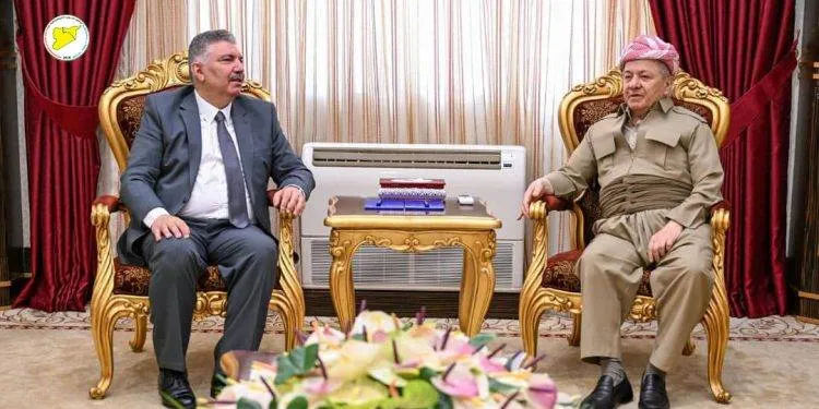 «سوريا الديمقراطية» تحض بارزاني على دور أكبر في تفاوضها مع دمشق
مصادر تحدثت عن التحضير لمؤتمر في الرقة وورقة مبادئ دستورية