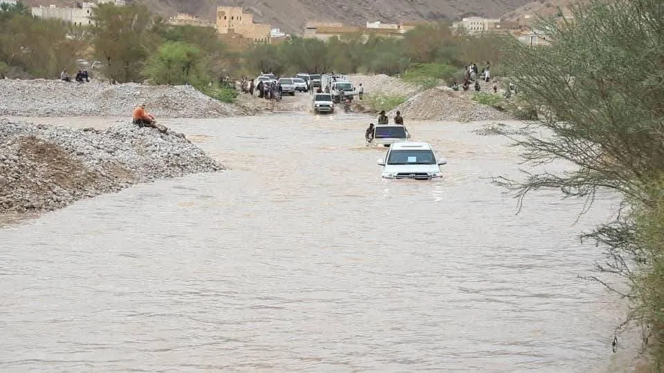 مقتل 3 يمنيين نتيجة السيول في شبوة وحضرموت
عشرات المنازل في صنعاء القديمة مهددة بالانهيار