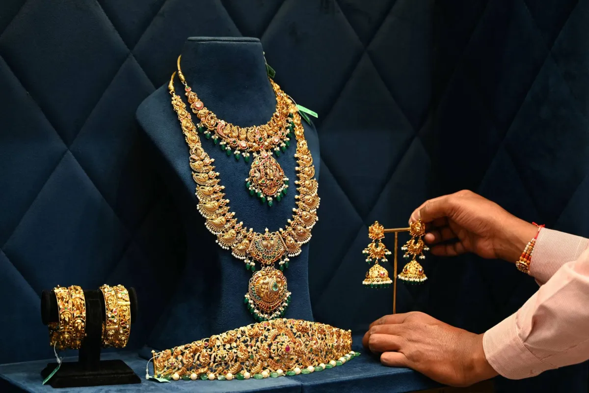 تراجع الذهب مع ارتفاع الدولار... واضطرابات «الفيدرالي» تحد من الخسائر