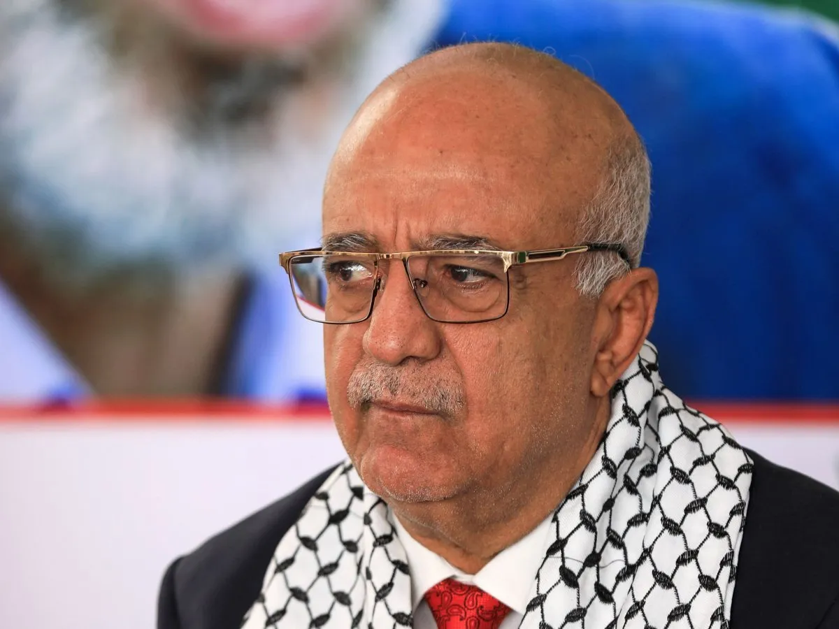 الحوثيون يقرون بمجزرة وزراء حكومتهم
مقتل الرهوي وعدد من وزرائه وجرح آخرين في الضربة الإسرائيلية الخميس