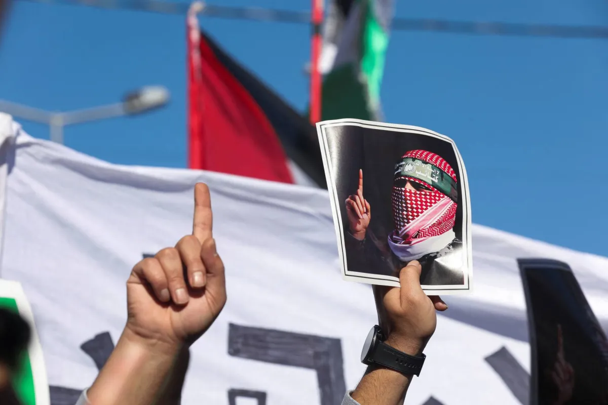 «ملثم» منذ أكثر من 20 عاماً... ماذا تعرف عن «أبو عبيدة» صوت «القسام»؟
أشهر وجوه «حماس» الذي استهدفته إسرائيل في مدينة غزة أمس