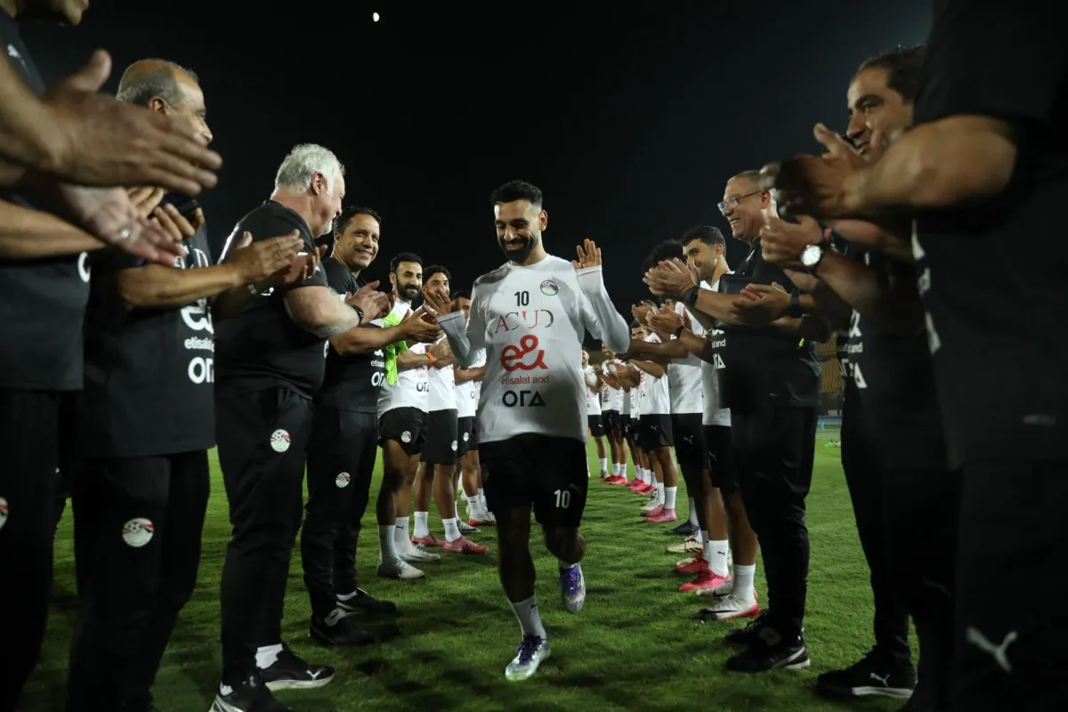 ممر شرفي لمحمد صلاح في أول مران له مع منتخب مصر
وزير الرياضة اعتبر قائد مصر مثل ميسي ورونالدو