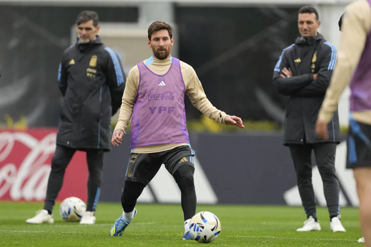 مواجهة فنزويلا قد تكون الأخيرة لميسي مع الأرجنتين
يخوض المنتخب آخر جولتين في تصفيات أميركا الجنوبية بعد أن ضمن التأهل لـ«مونديال 2026»