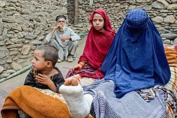 في ظل الدمار: التمييز الجنسي يُعمّق مأساة الناجيات من زلزال أفغانستان
كثير من رجال الإنقاذ ساعدوا الرجال دون النساء