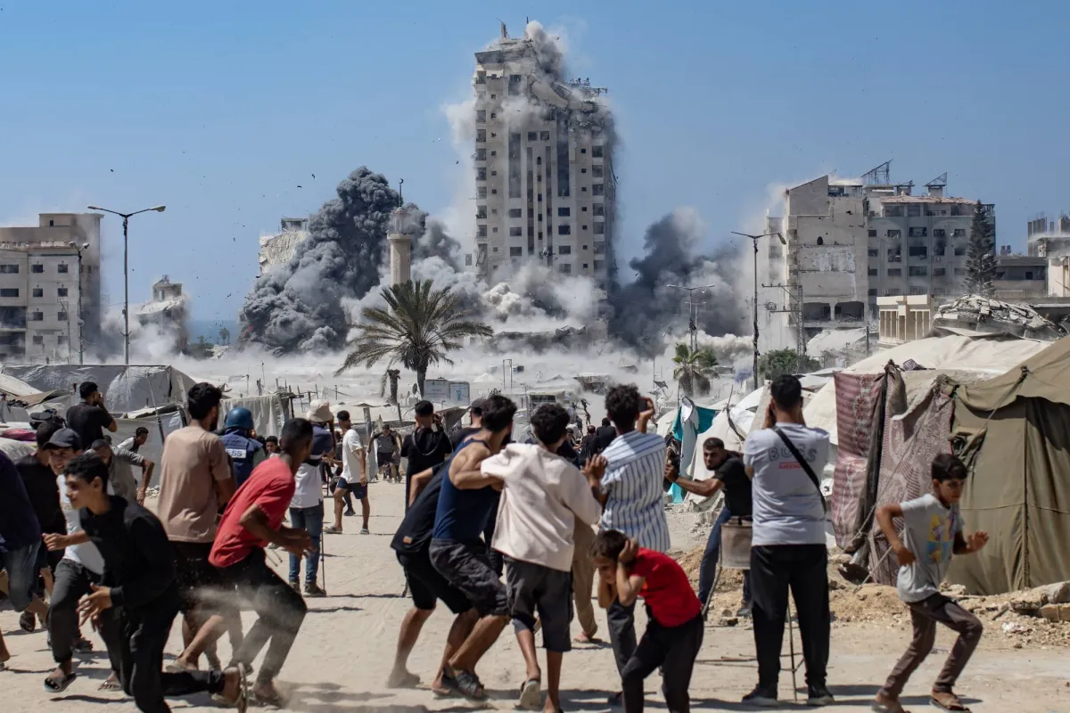 إسرائيل تبدأ تدمير أبراج غزة... و«حماس» تحرّك ورقة الرهائن
80 ألفاً نزحوا من مدينة غزة... وكاتس يتحدث عن رفع الأقفال عن «بوابات جهنم»