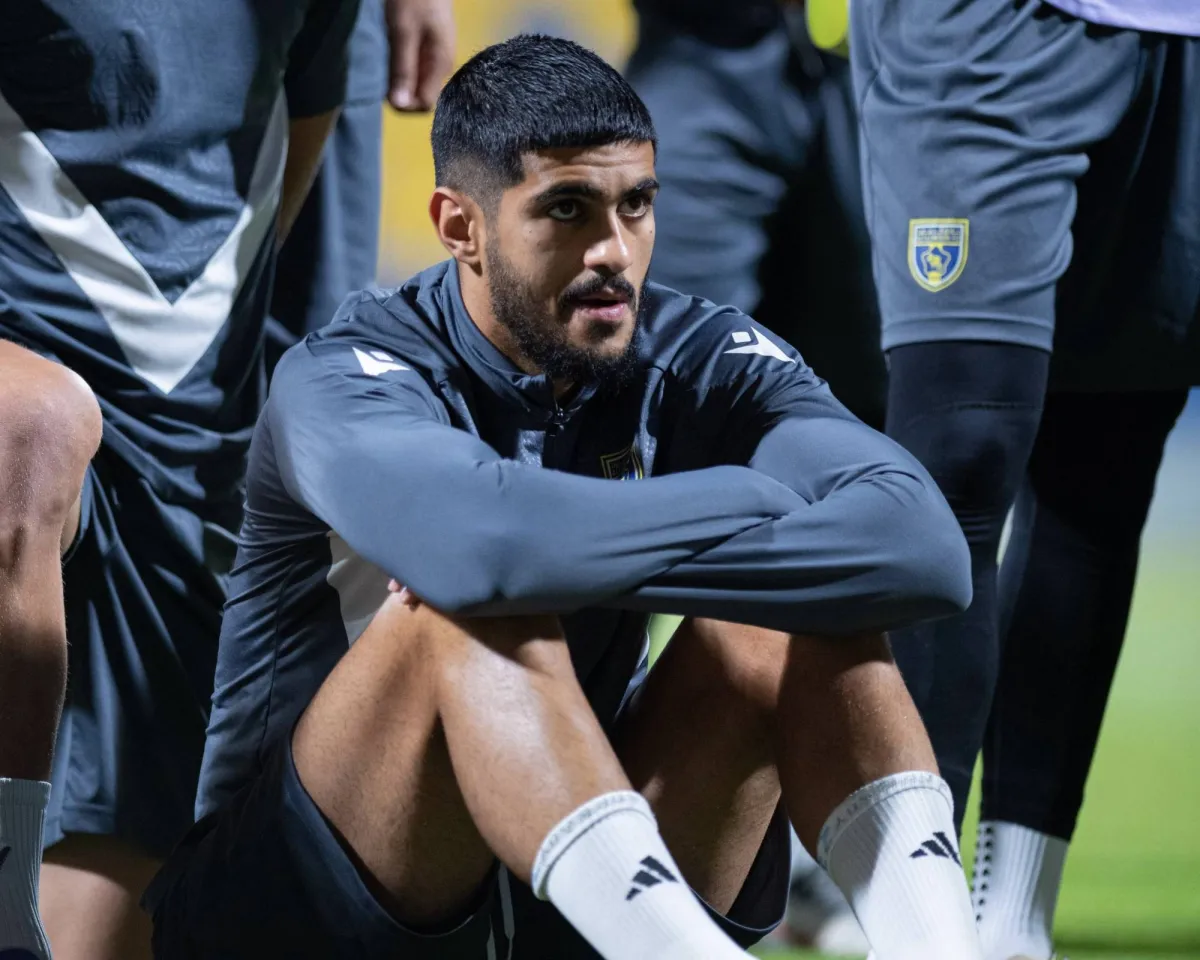 مطالبات مالية كبيرة تصرف الأهلي عن مدافع التعاون الأحمد