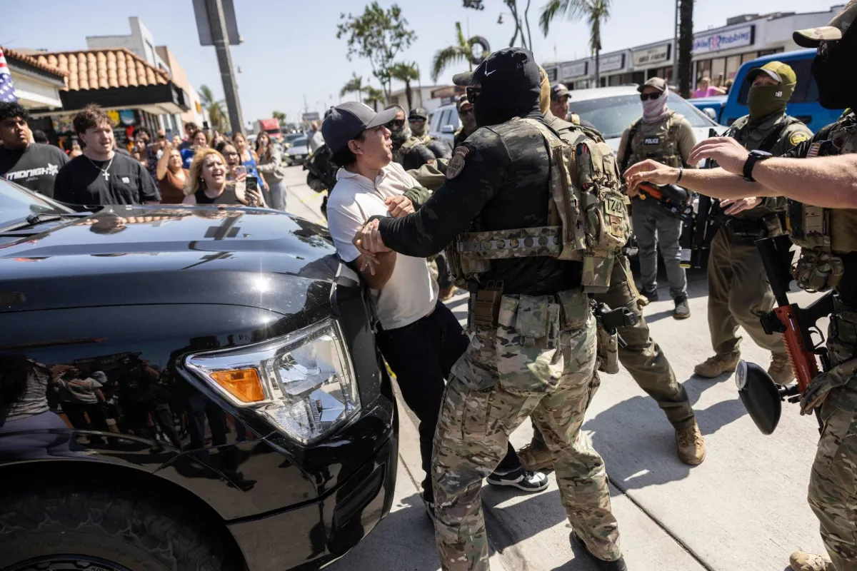المحكمة العليا تجيز لترمب مواصلة نهجه المتشدد لترحيل المهاجرين
تسمح بالتوقيف على أساس العرق أو التحدث بالإسبانية أو بلكنة أجنبية