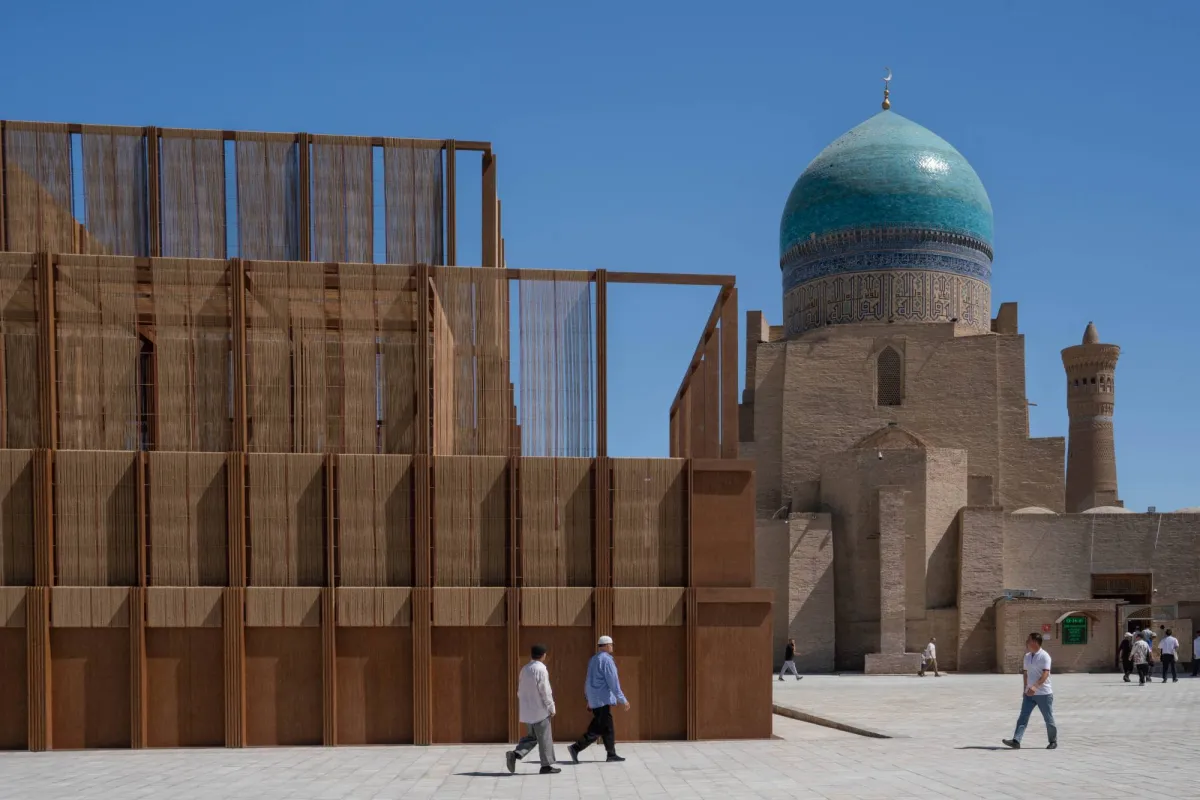 «المصلى» وجامع بخارى الكبير... لقاء التصميم المعماري والروحانية
عُرض ضمن فعاليات الدورة الافتتاحية لبينالي بخارى للفنون