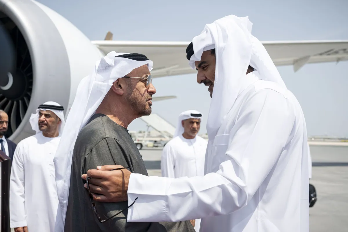 أمير قطر يستقبل رئيس الإمارات لدى وصوله الدوحة في زيارة أخوية