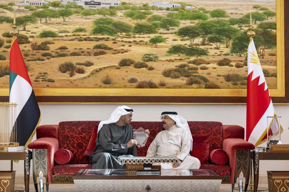 العاهل البحريني ورئيس الإمارات يبحثان التعاون الثنائي ويؤكدان التضامن مع قطر
استعرض عدداً من القضايا الإقليمية