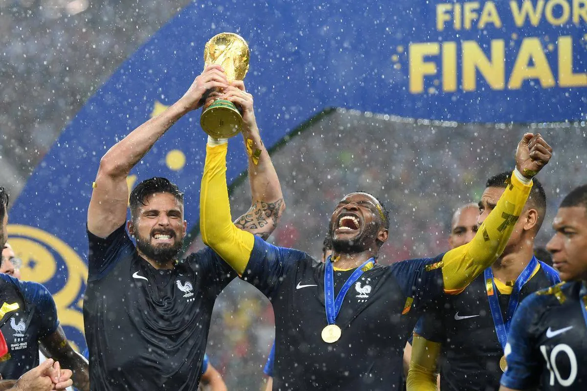 اعتزال الحارس الفرنسي مانداندا بطل مونديال 2018