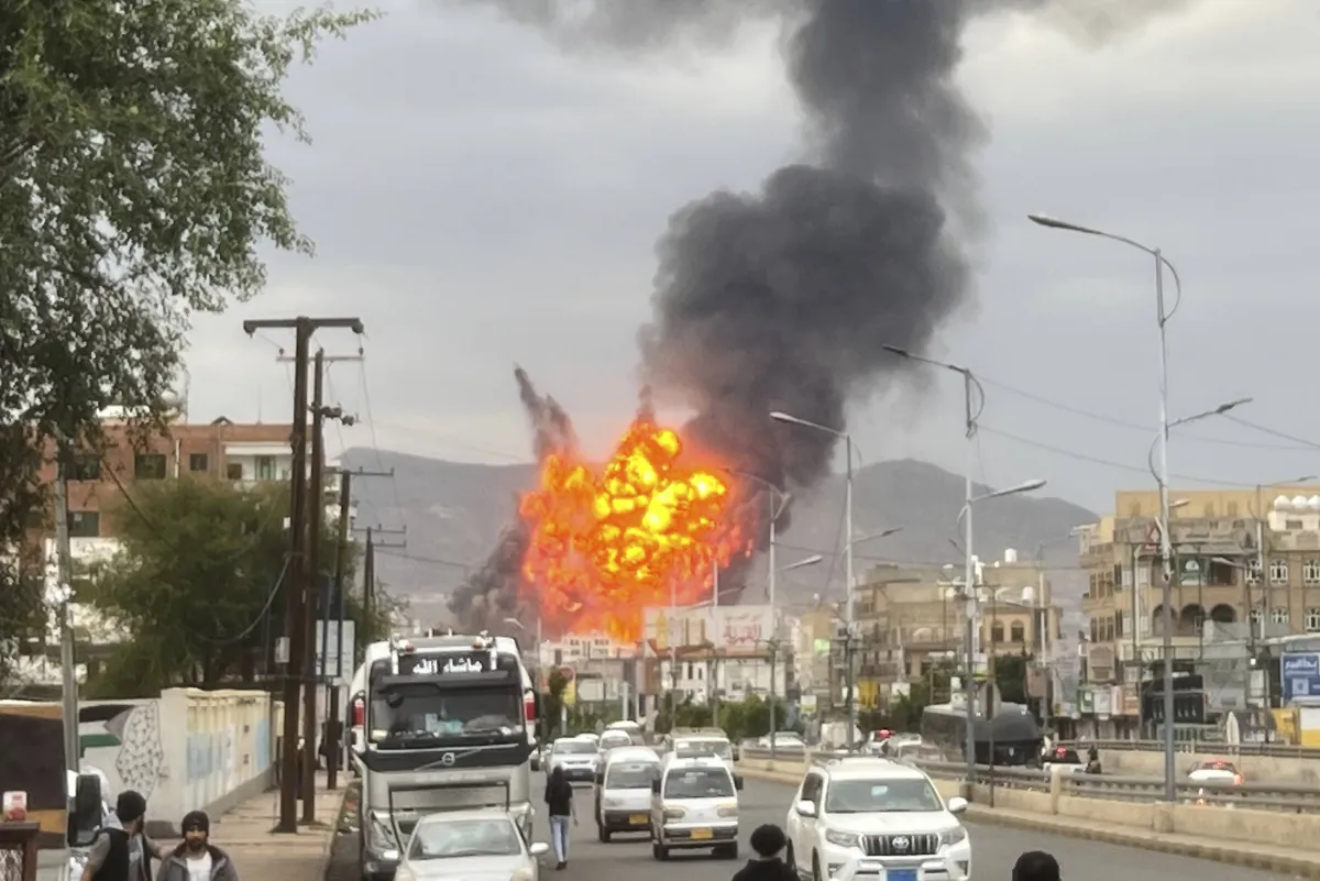 ارتفاع قتلى الضربات الإسرائيلية على صنعاء والجوف إلى 35
تل أبيب اعترضت «باليستياً» حوثياً دون إصابات