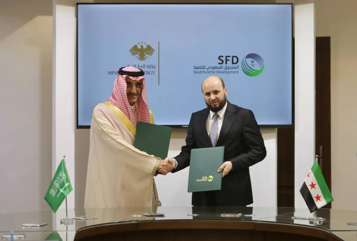 بتوجيهات من خادم الحرمين وولي عهده... السعودية تقدم منحة لإمداد سوريا بالنفط الخام
في إطار جهودها لدعم وتسريع تعافي اقتصاد دمشق
