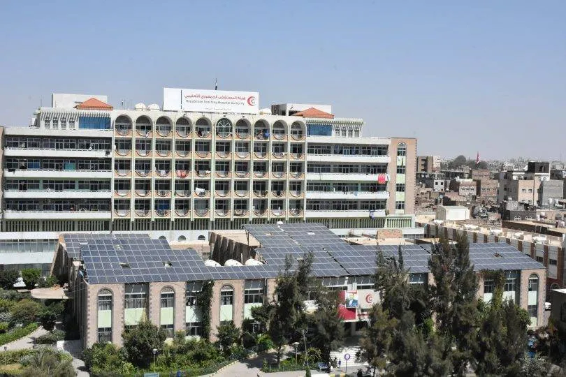 ثاني أكبر مستشفيات صنعاء يعجز عن استقبال الجرحى
ممارسات الحوثيين تتسبب بإضراب يشل أحد أهم المرافق الطبية العمومية