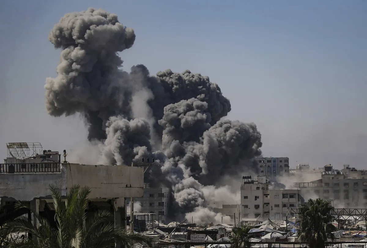 الجيش الإسرائيلي يدمر برجين في مدينة غزة
أعلن عن مقتل 11 من «حماس» في أنفاق ببيت حانون