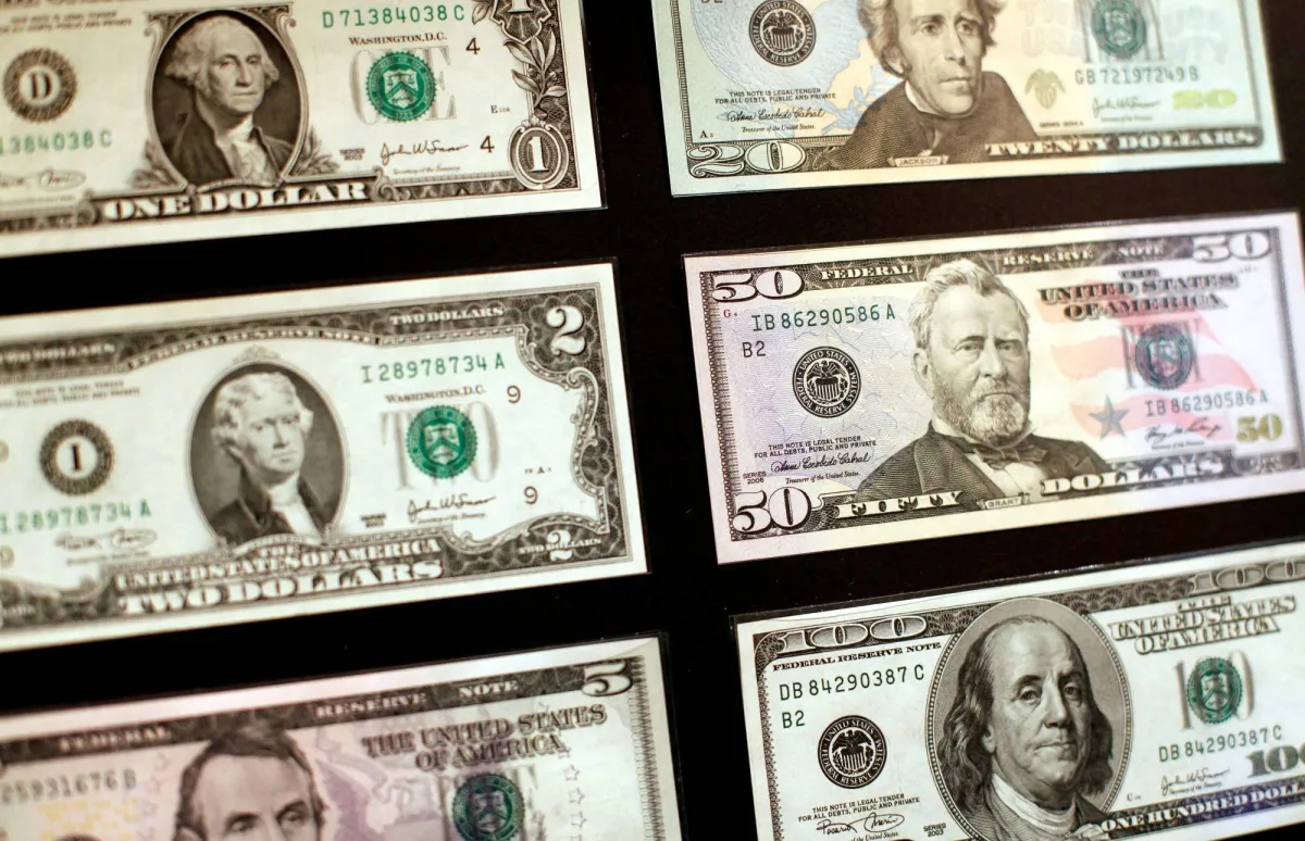 الدولار يهبط إلى أدنى مستوى في أشهر مع تصاعد رهانات خفض الفائدة