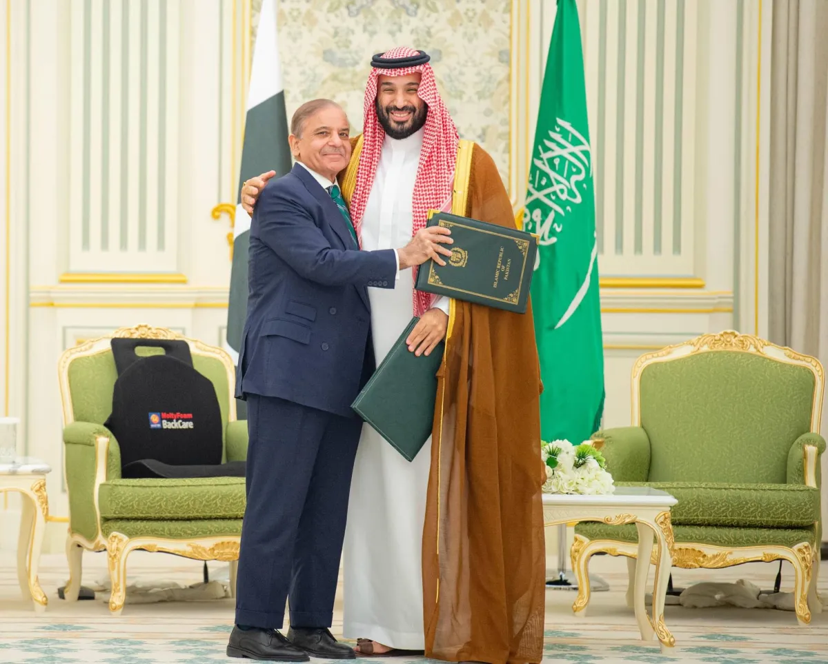 السعودية وباكستان... تحالف دفاعي وردع مشترك
محمد بن سلمان وشريف وقّعا اتفاقية استراتيجية: أي اعتداء على أحد البلدين اعتداء على كليهما