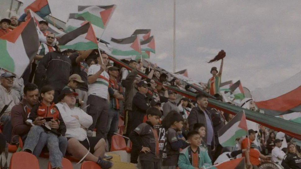 «بايسانوس»... جماهير الكرة في تشيلي تهتف لفلسطين عبر السينما
الفيلم الذي عُرض بـ«لوكارنو» يجسّر المسافة بين أرضين