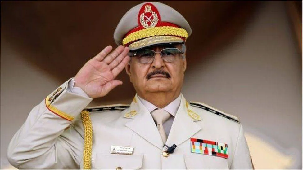 ليبيا تنتظر «تحرّر» قطار السياسة من قيود الانقسام
وسط ترتيبات أمنية وعسكرية... شرقاً وغرباً