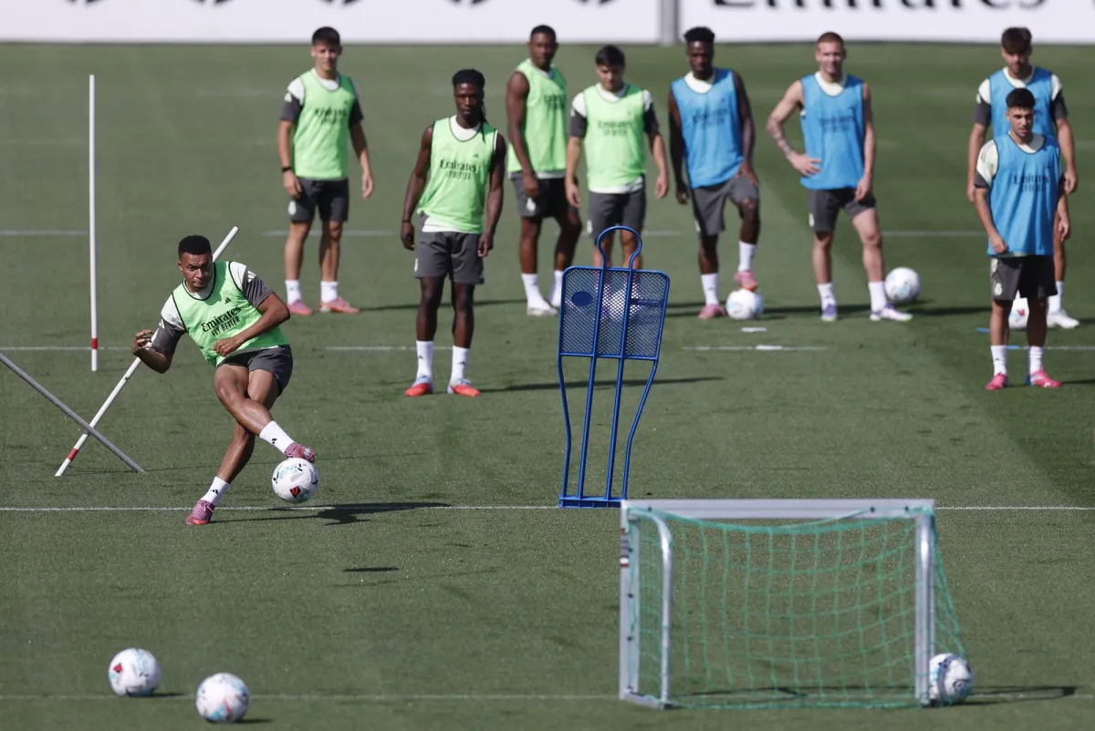 الدوري الإسباني: الريال يصطدم بإسبانيول المتألق... وبرشلونة يراقبه
ألونسو قال إن الجلوس على مقاعد البدلاء «ليس إهانة»