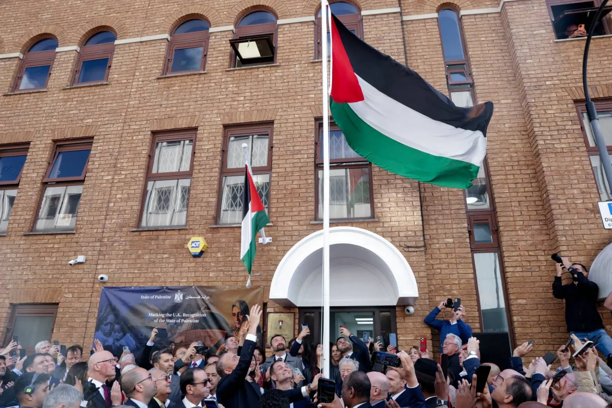 رفع علم فلسطين على مبنى بعثتها في لندن... وبريطانيا تحذر إسرائيل من ضم أجزاء بالضفة