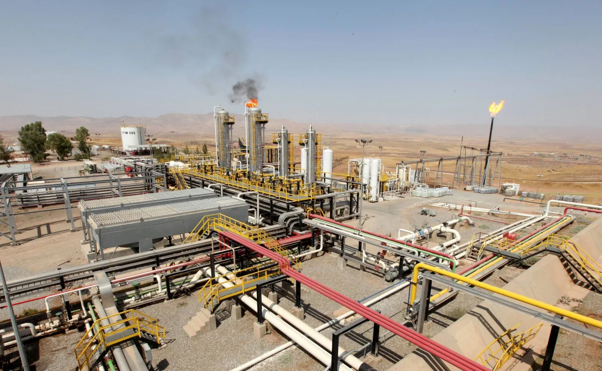 النفط يتراجع مع اتفاق الحكومتين العراقية والكردية على إعادة تشغيل خط الأنابيب