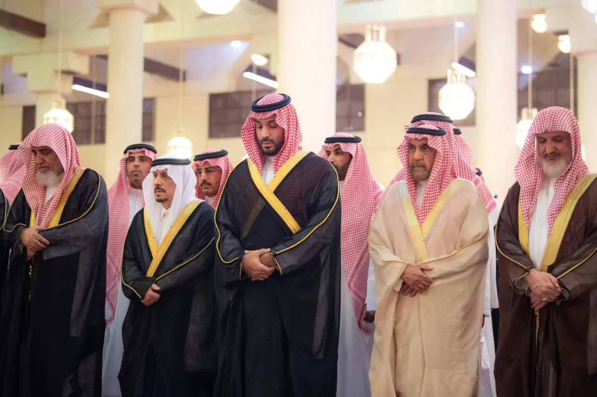 ولي العهد السعودي يؤدي صلاة الميت على مفتي البلاد