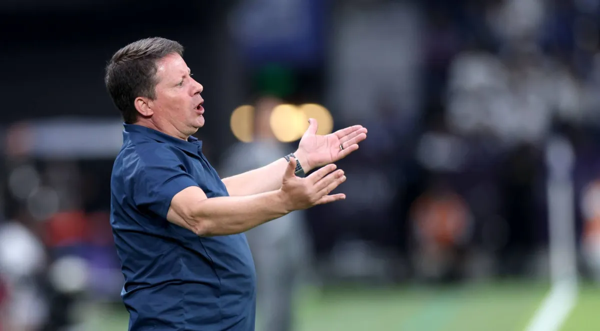 مدرب الأخدود: الهلال صعب دائماً
باولو سيرجيو قال إنه لم يطلب من لاعبيه إضاعة الوقت