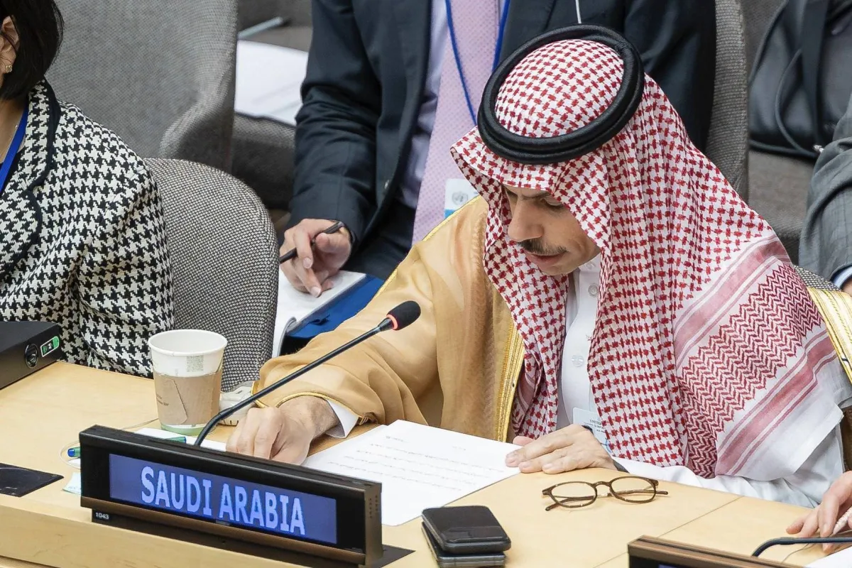وزير الخارجية السعودي: ترسيخ السلام ركيزة أساسية للنمو الاقتصادي
أكد أن معالجة تحديات العالم تتطلب تضامناً دولياً صادقاً وتعاوناً مسؤولاً