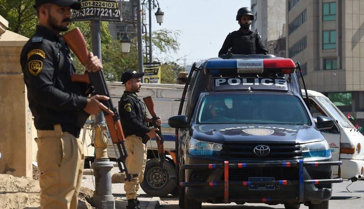 مقتل شرطي على أيدي مسلحَين مجهولَين في شمال غربي باكستان
الشرطة تجري عمليات تمشيط في المنطقة للبحث عن منفذَي الهجوم