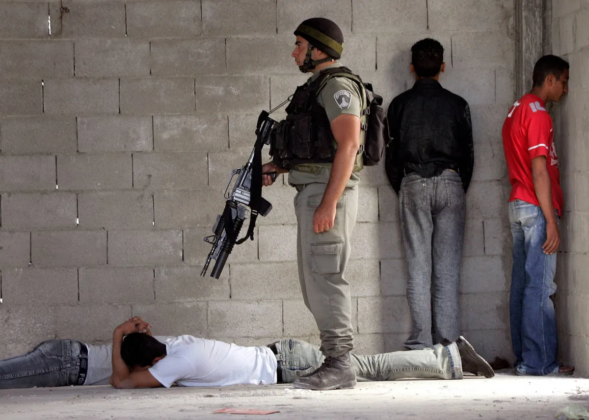 اعتقالات ومداهمات إسرائيلية في الضفة والقدس وسط تشديد عسكري