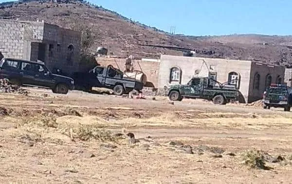 الحوثيون يفرضون حصاراً خانقاً على قرية في ريف صنعاء
عقب ظهور شعارات مناهضة تُطالب برحيل الجماعة