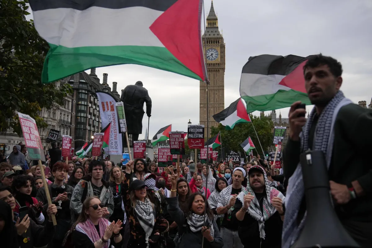 وزيرة بريطانية تشعر بخيبة أمل لخروج احتجاجات مؤيدة للفلسطينيين بعد هجوم الكنيس اليهودي