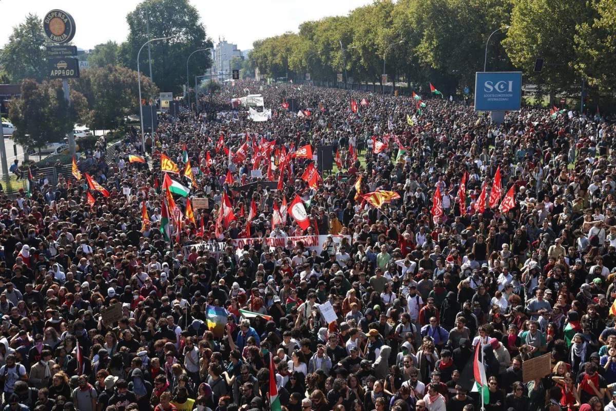 مئات آلاف الإيطاليين يتظاهرون دعماً لغزة و«أسطول الصمود»
يرفضون امتناع حكومة ميلوني عن انتقاد إسرائيل