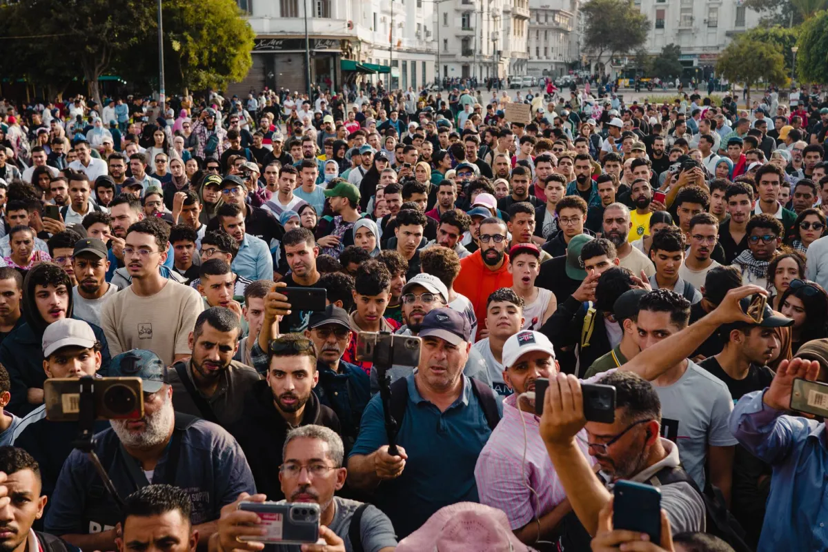 كيف أصبحت حركة «جيل زد 212» الشبابية تقود الاحتجاجات في المغرب؟
ركزت على قطاعي الصحة والتعليم بوصفهما أبرز مظاهر التفاوتات الاجتماعية في البلاد