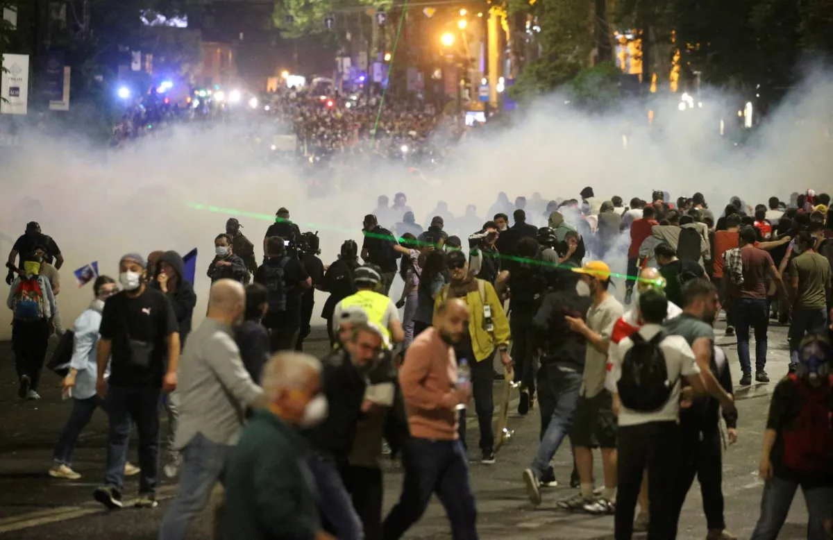 الشرطة الجورجية تطلق الغاز المسيل للدموع على متظاهرين حاولوا اقتحام القصر الرئاسي